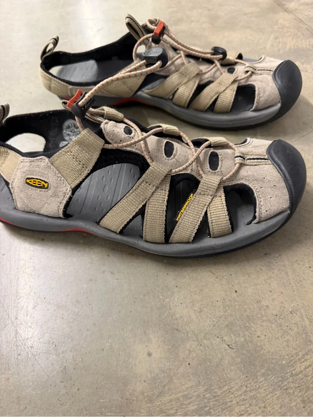 KEEN Newport H2 Waterproof Sandals Men’s 9.5 Beige Gray Closed Toe Hiking